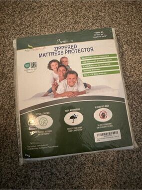 Dorm Twin XL Essentials Zippered Mattress Protector - White - brand new